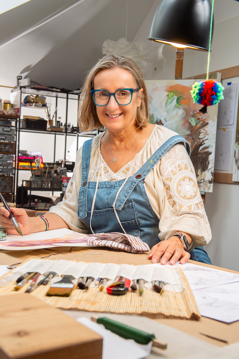 Cordula Altersberger im Atelier beim Malen, Foto: Michael NEUWIRTH-FOTO