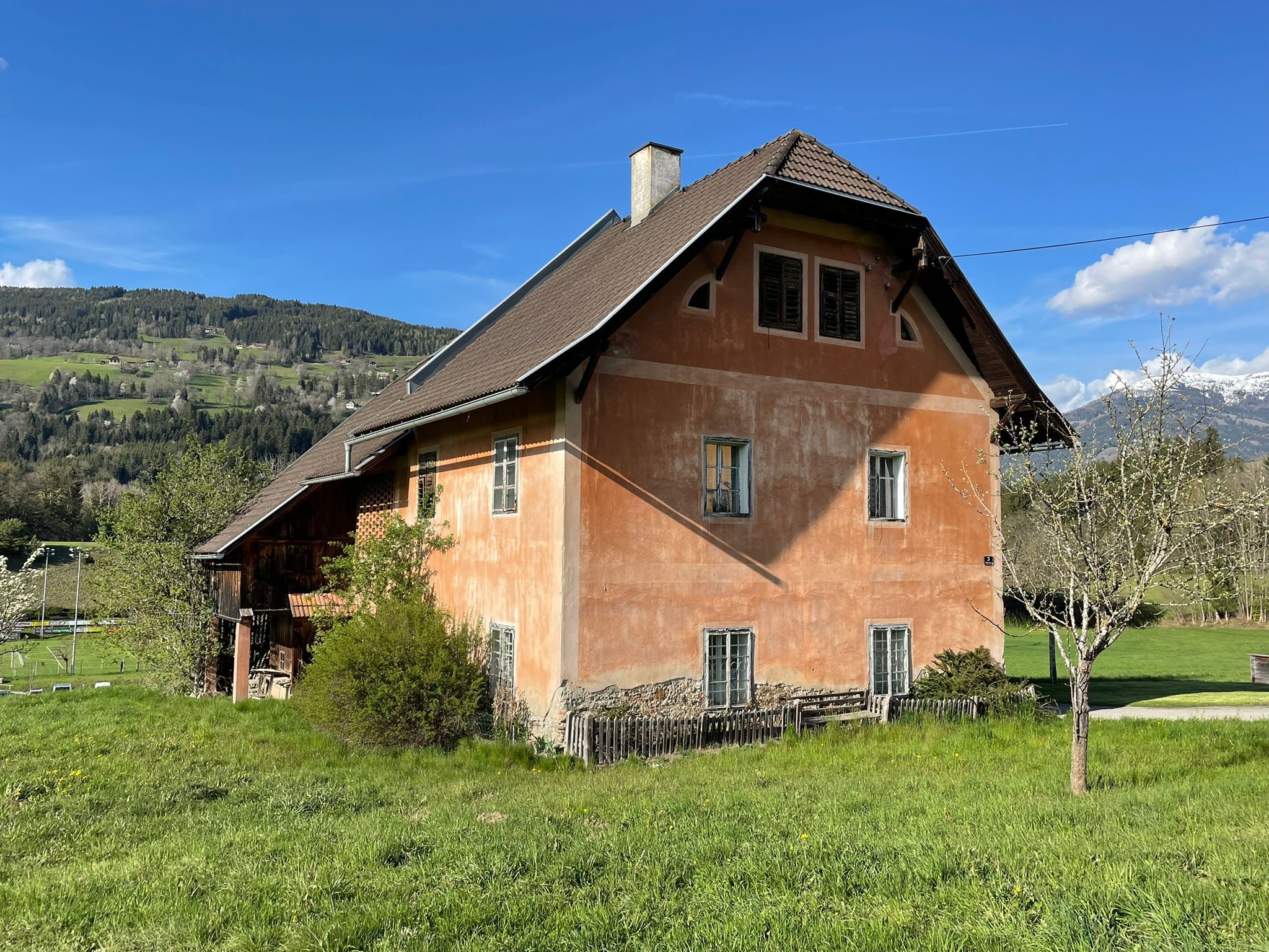 Fotovorlage eines Hauses für ein handgezeichnetes House-Sketching von Cordula