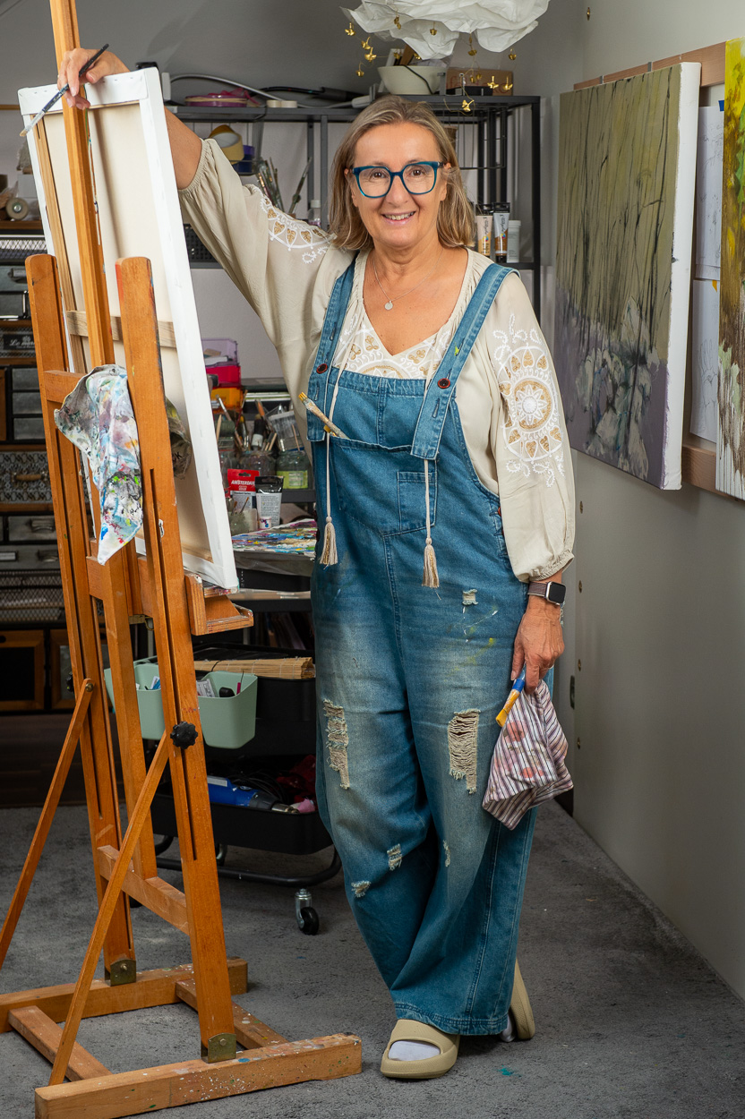 Cordula Altersberger im Atelier an ihrem Arbeitstisch, Foto: Michael NEUWIRTH-FOTO